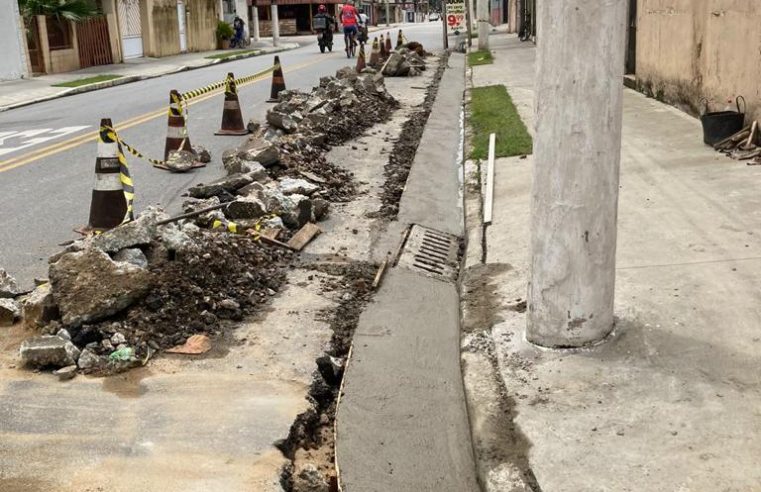 Reconstrução de sarjeta evita empoçamento em rua da Zona Noroeste em Santos