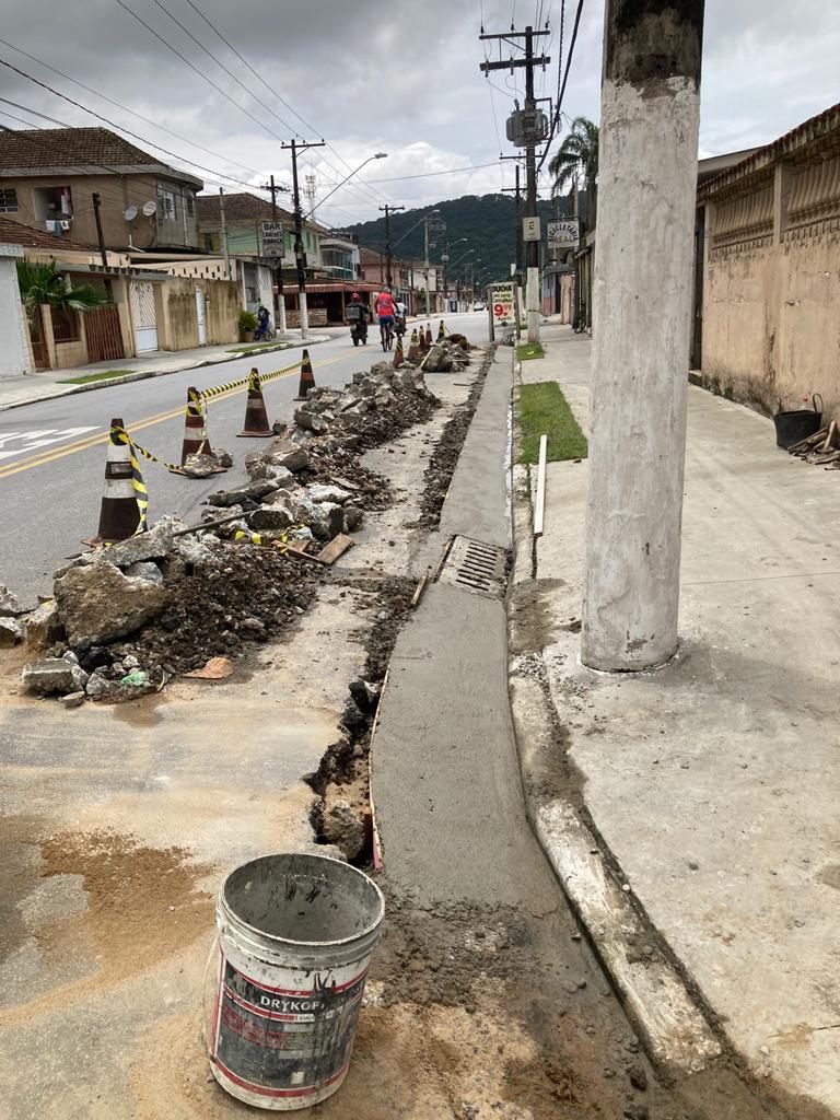 Reconstrução de sarjeta evita empoçamento em rua da Zona Noroeste em Santos