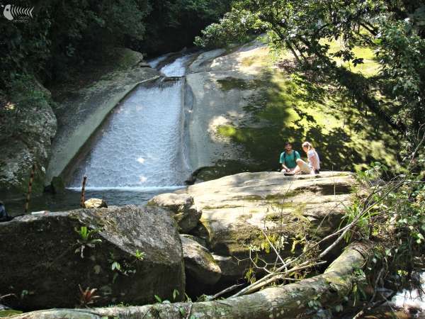 Trilha na Área Continental de Santos tem cachoeira e piscina natural