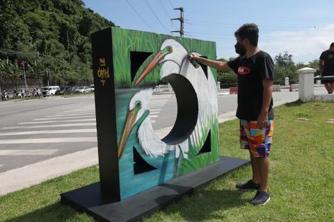 Muretas decorativas promovem identificação comunitária em Santos