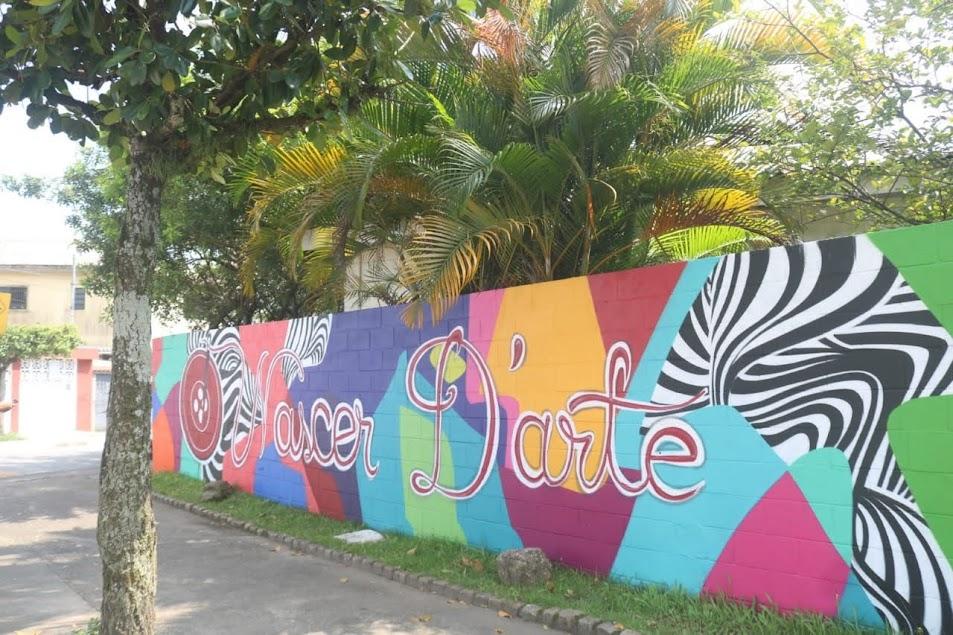 Mural traz novo colorido para praça no São Manoel