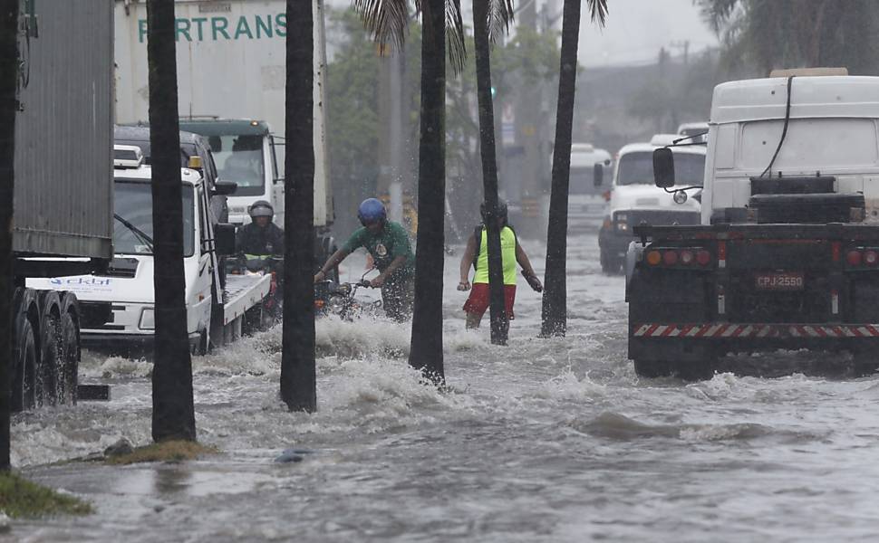 Devido as chuvas, Avenida Nossa Senhora de Fátima é interditada