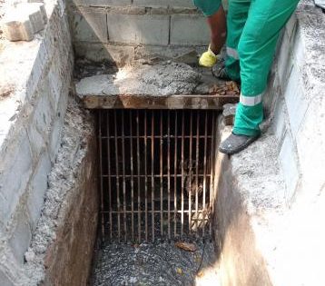 Serviço evita obstrução de rede de drenagem na Avenida Martins Fontes em Santos