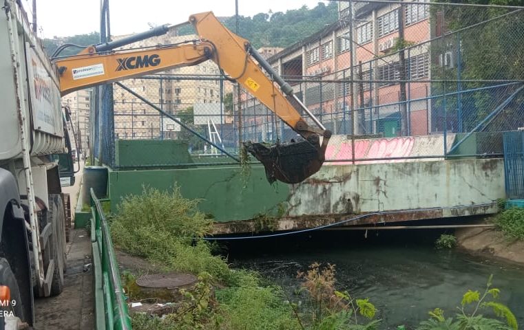 Concluídas remoção de lama e limpeza em canal na Zona Noroeste de Santos