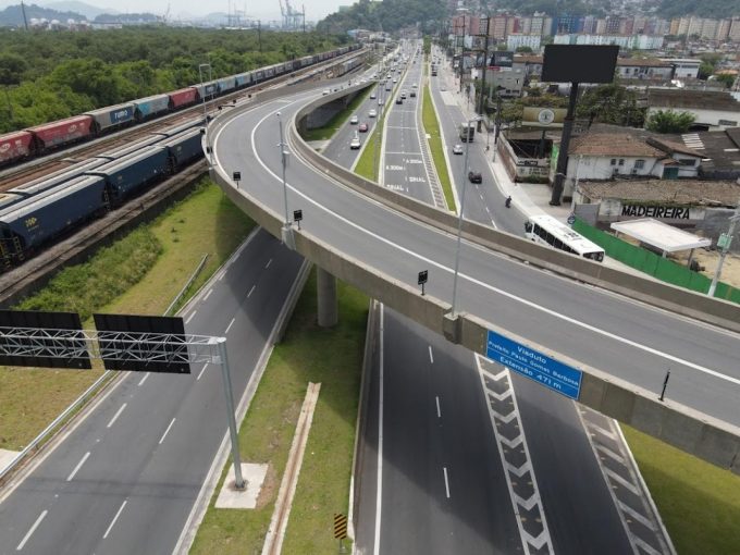 Iluminação especial de viaduto e palestra marcam Dia da Visibilidade Trans em Santos 