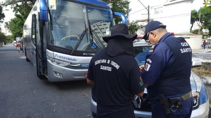 Quatro veículos multados por desrespeito à lei do turismo de um dia em Santos