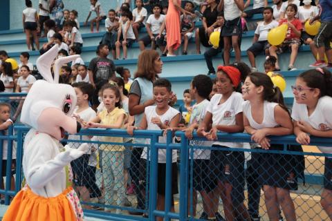 Alunos de escola municipal de Santos ganham comemoração especial de Páscoa