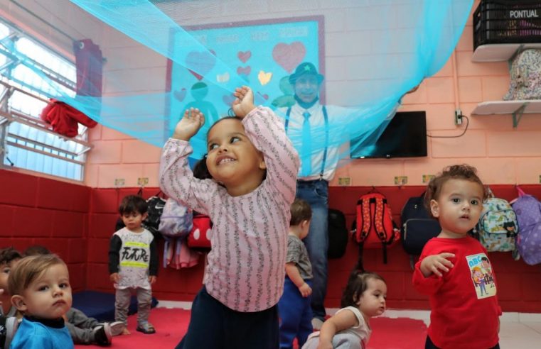 Alegria e descobertas marcam brincadeiras de alunos na Zona Noroeste de Santos