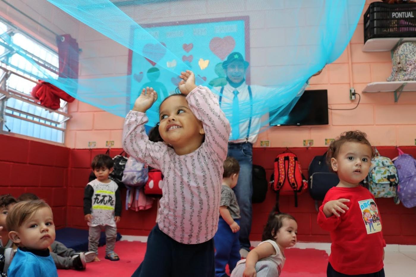 Alegria e descobertas marcam brincadeiras de alunos na Zona Noroeste de Santos