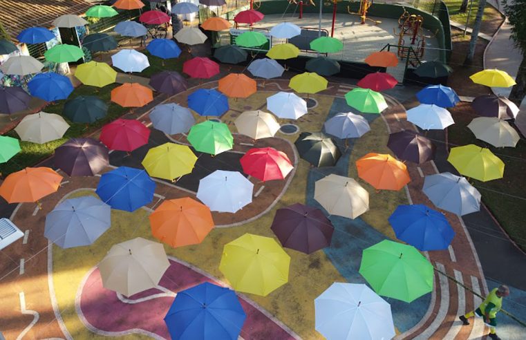 Guarda-chuvas coloridos no Morro Nova Cintra deixam lugar mais bonito para tirar fotos