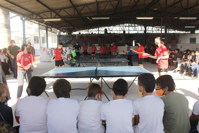 Projeto leva estrelas do tênis de mesa para escola na Zona Noroeste de Santos