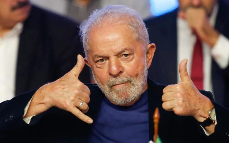 Lula tem 51% e Bolsonaro 43% no segundo turno, diz Ipec