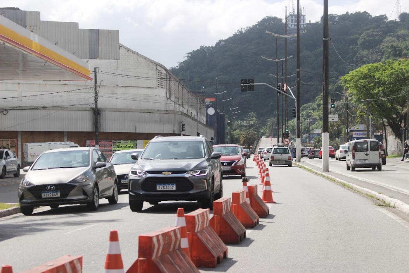Faixa adicional garante melhor fluidez em trânsito na entrada de Santos