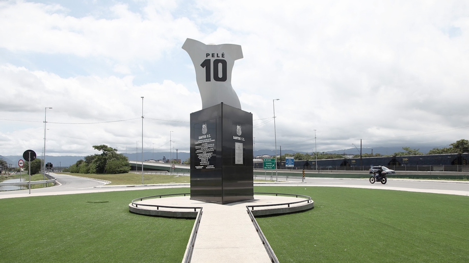 Santos anuncia concorrência internacional para monumento a Pelé na orla