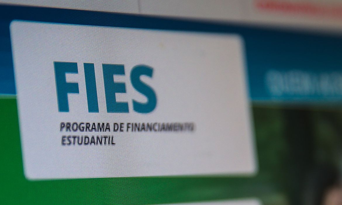 Estudantes podem se inscrever no Fies até sexta-feira