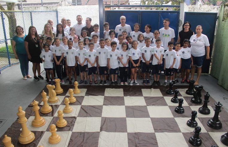 UME Professora Maria de Lourdes Borges Bernal recebe campeões de xadrez