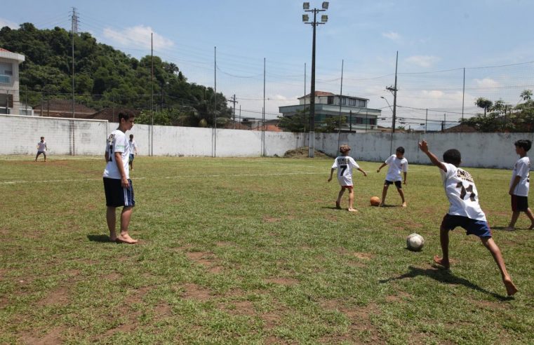 Santos abre 80 vagas para escolinha de futebol na Zona Noroeste