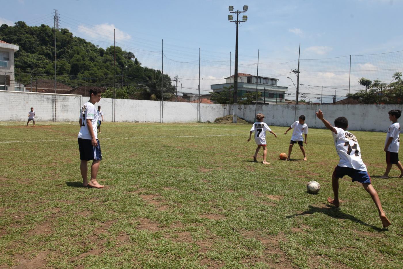 Santos abre 80 vagas para escolinha de futebol na Zona Noroeste