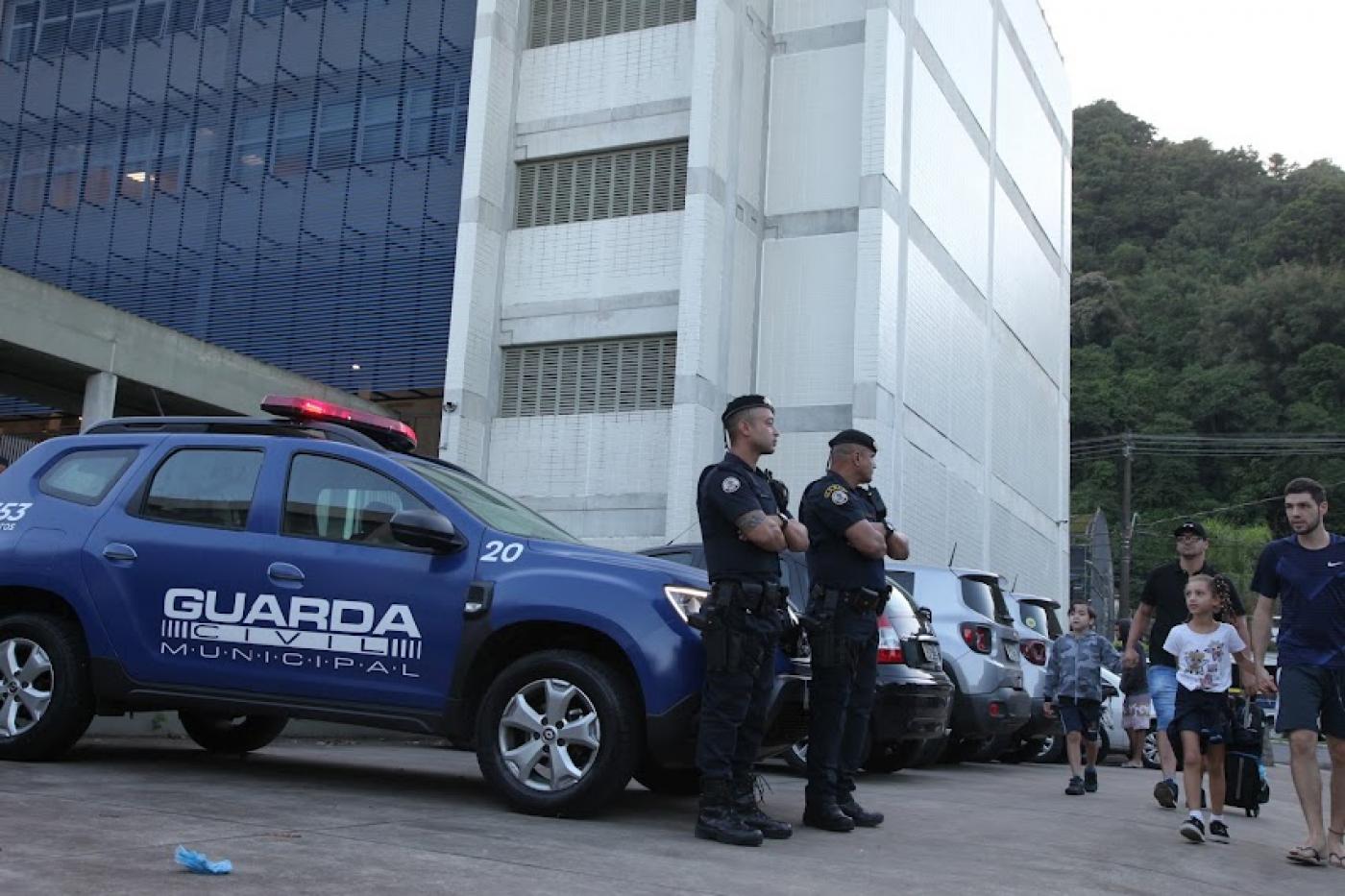 Escolas municipais de Santos terão botão de alerta, seguranças e reforço no monitoramento