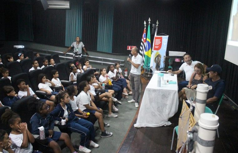 Crianças em Santos aprendem a brincar de pipa com segurança
