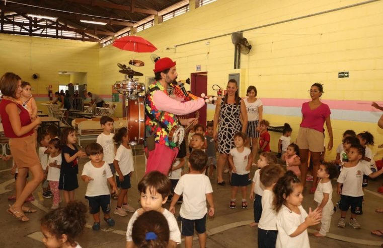 Crianças aprendem e se divertem com música em projeto de escola municipal