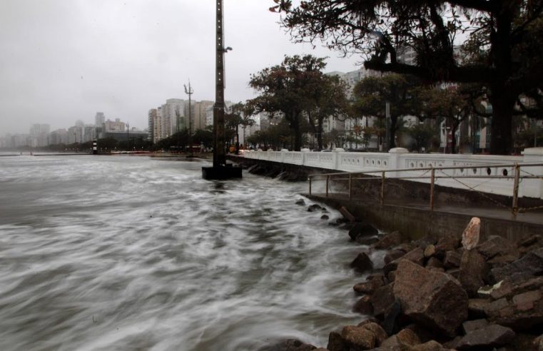 Previsão de chuvas, ventos e maré alta em Santos vai até sexta-feira