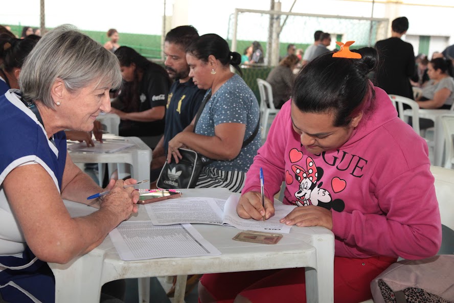 Mais de 500 famílias da Zona Noroeste realizam sonho e assinam contrato da casa própria