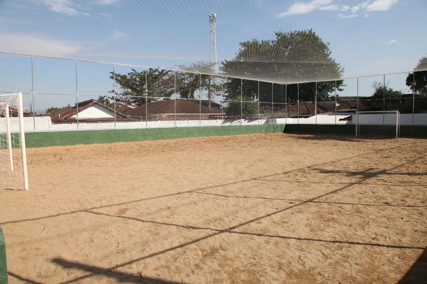 Áreas de descarte de lixo se transformam em dois campos de futebol na Zona Noroeste 