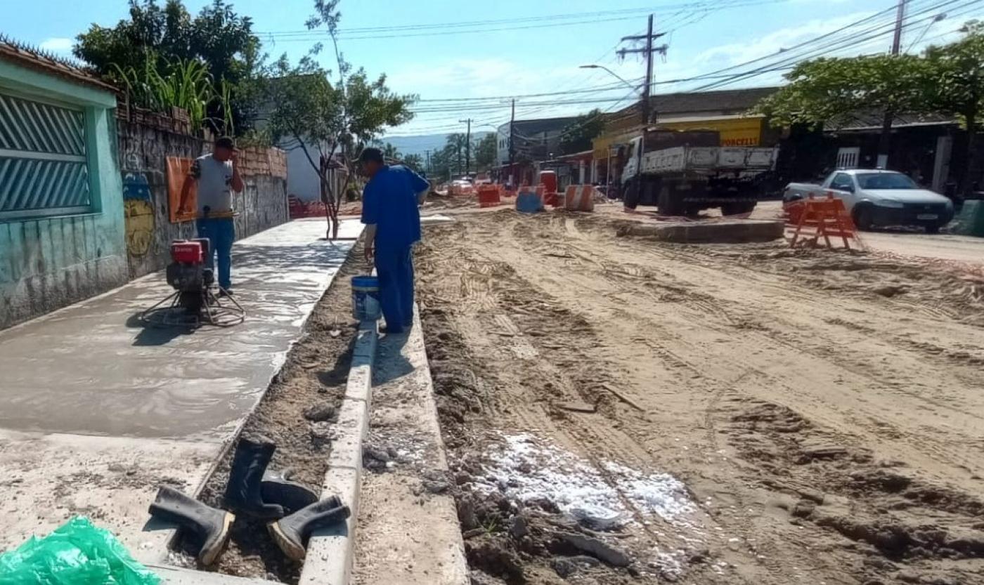 Começa a construção das novas calçadas da Álvaro Guimarães