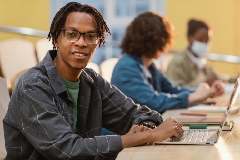 Universidade Aberta do Brasil em Santos abre inscrições para o vestibular da Univesp. São 405 vagas gratuitas em cursos EAD.