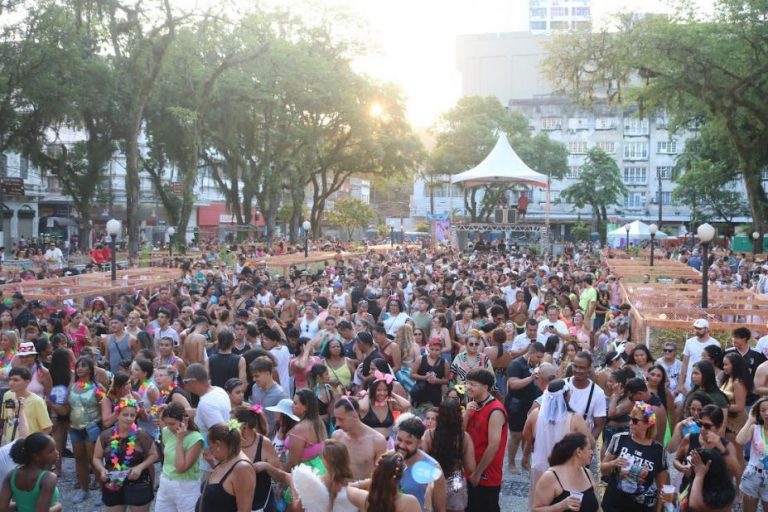 O Carnacentro 2025 acontece de 2 a 4 de março, com bandas locais, blocos famosos de SP e RJ em Santos. Confira a programação.