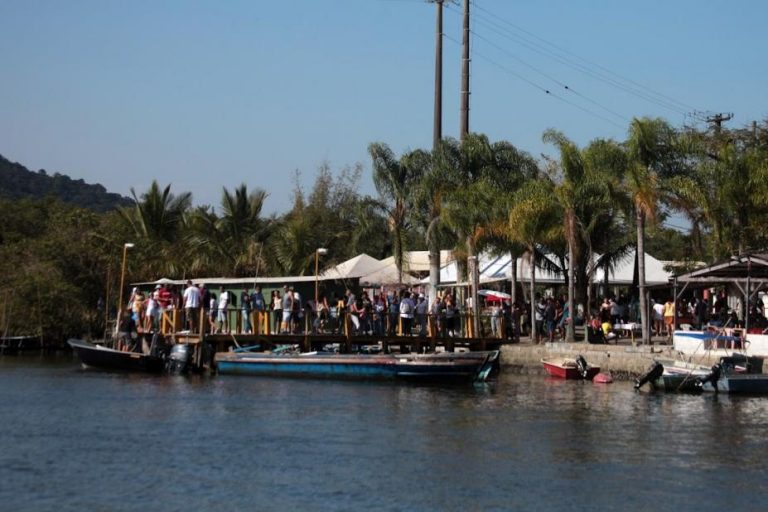 A Ilha Diana é a única colônia de pescadores da cidade de Santos e se mantém preservada, proporcionando um contato direto com a natureza.