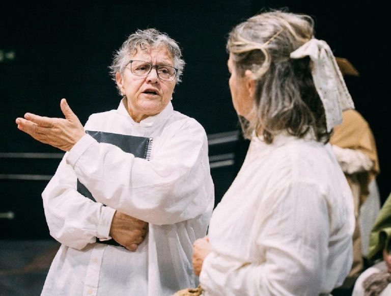 A Escola de Artes Cênicas Wilson Geraldo abriu inscrições para o Núcleo 50+. Curso gratuito para pessoas acima de 50 anos.