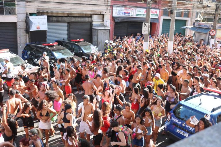 Quem pretende curtir o Carnaval em Santos deve ficar atento ao serviços que funcionarão ao longo dos quatro dias de festa prolongada. Saiba o que abre e o que fecha durante a folia.