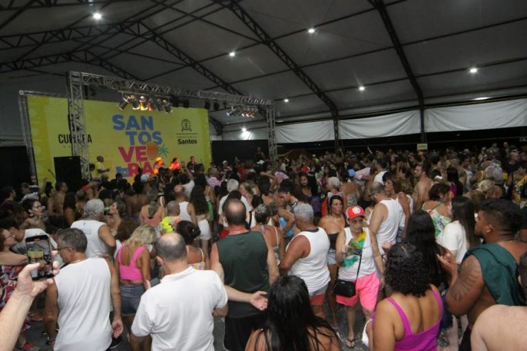 Chegou a hora de curtir a folia de momo à beira mar. Veja a programação completa nos quatro dias de Carnaval nas tendas de Santos.