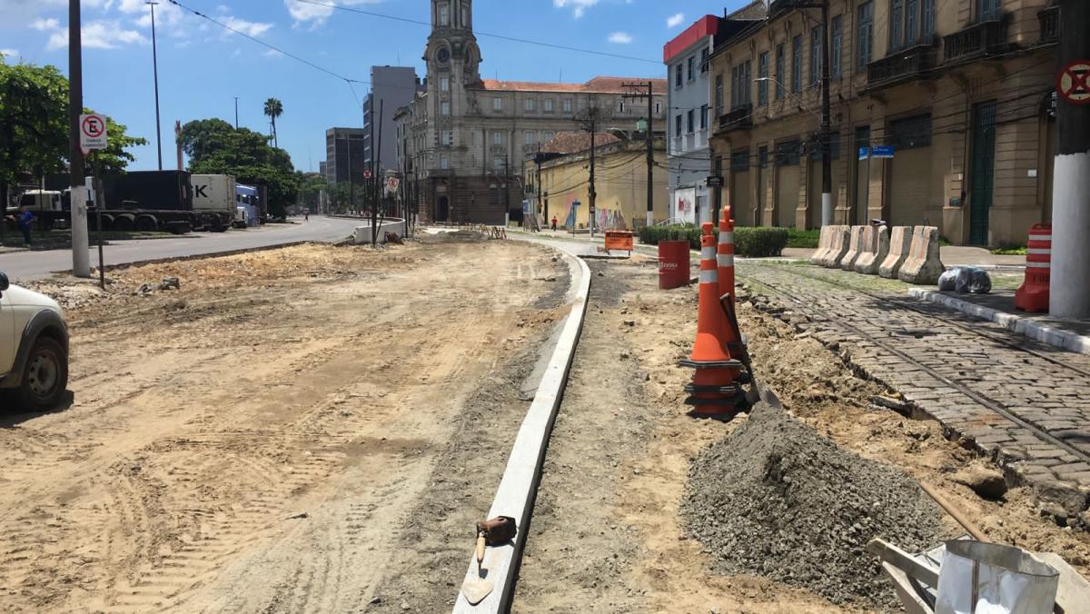 Obra emergencial bloqueia via no Centro de Santos