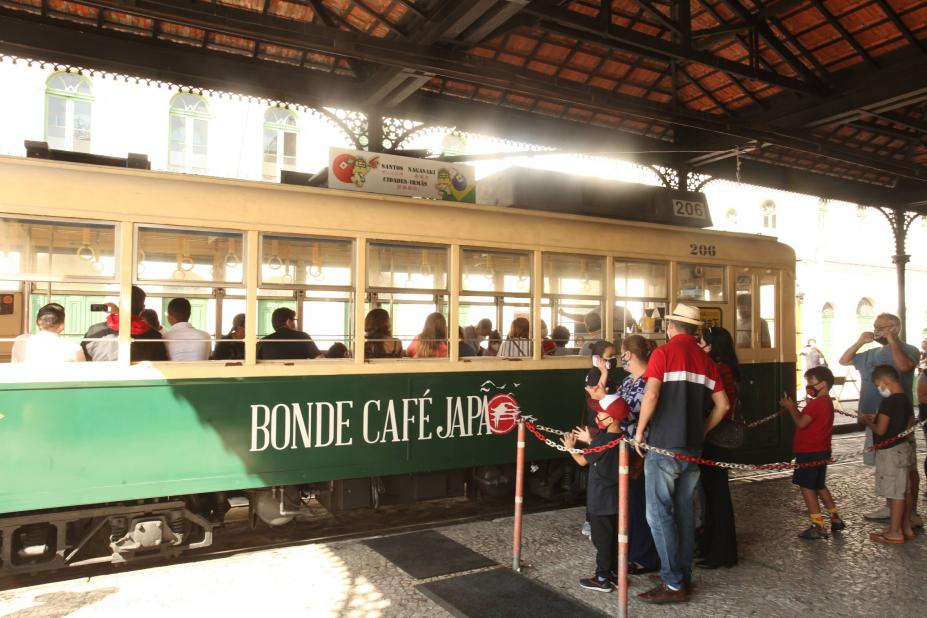 Bonde em Santos tem programação para mulheres