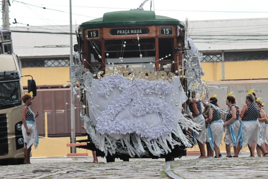 Exposição sobre o Carnacentro marca reabertura de galeria em Santos