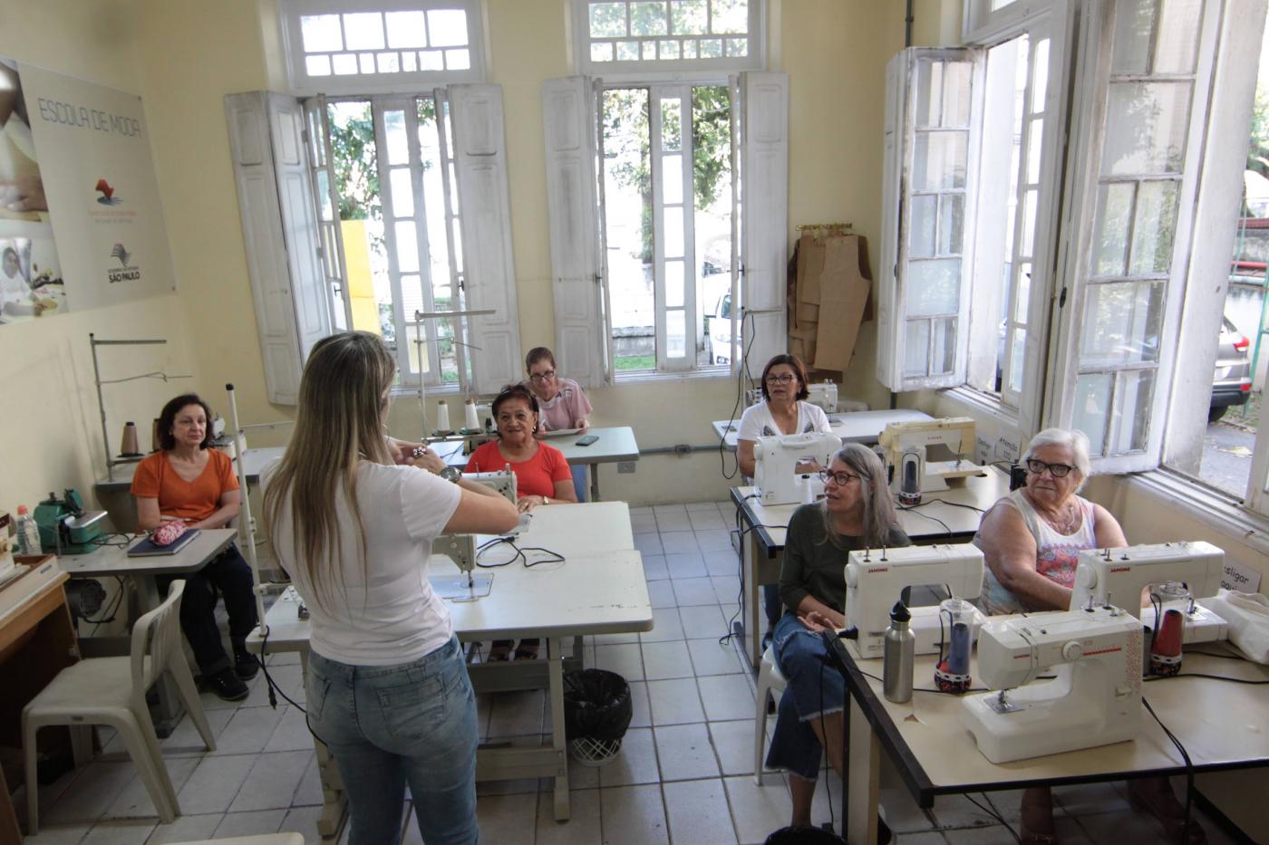 Cursos gratuitos de moda e artesanato no Fundo Social de Santos