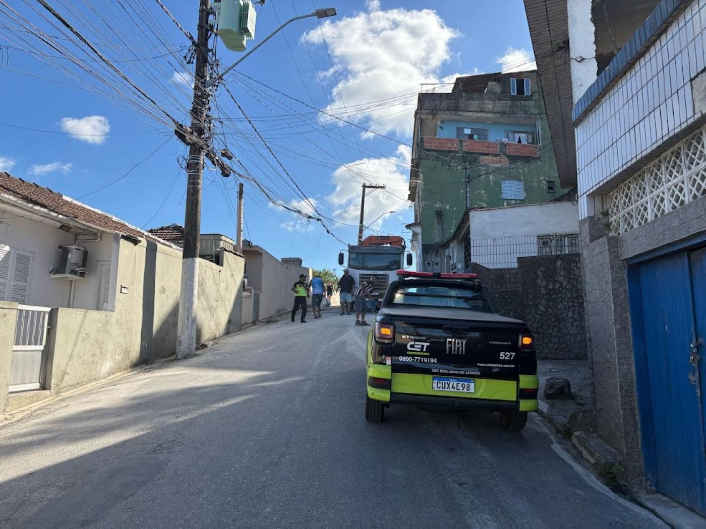 Rua em morro de Santos volta a ser liberada ao trânsito