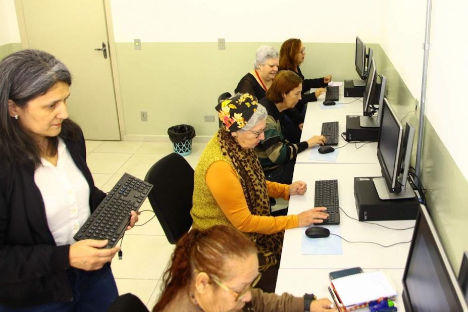 Curso gratuito de inclusão digital para público 50+ abre inscrições