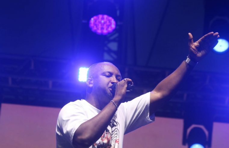 Thiaguinho agita 80 mil pessoas em show histórico em Santos