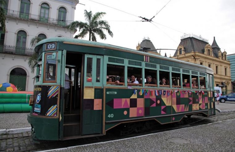 Bonde de Santos tem meia-tarifa em homenagem às mães