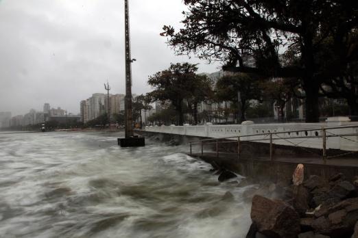 Frente fria traz mar agitado, ventos e risco de ressaca em Santos