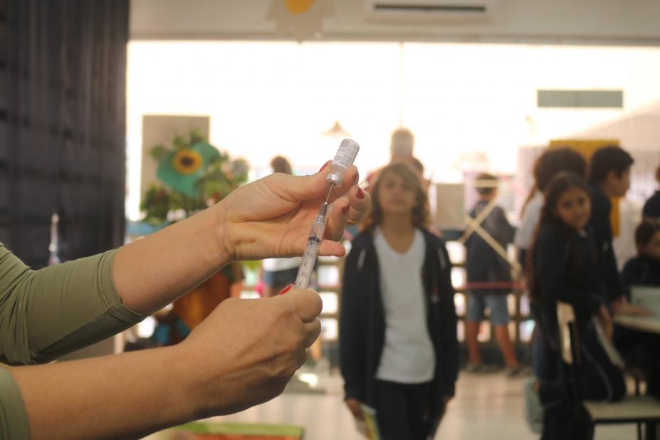 Mais de 300 doses são aplicadas em escolas de Santos na retomada da vacinação