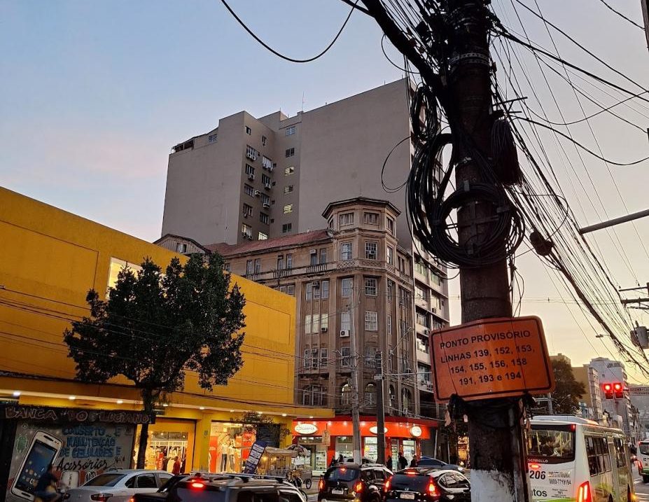 Prefeitura inicia retirada de cabos inativos na Rua João Pessoa, no Centro