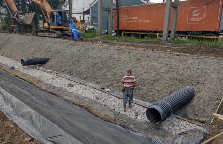Obras de drenagem na Alemoa avançam e prometem melhorar fluxo