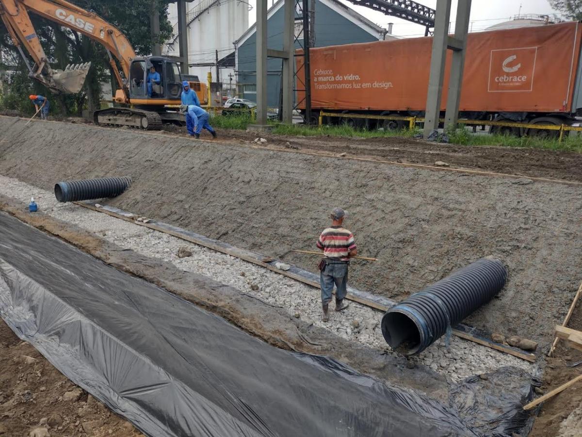 Obras de drenagem na Alemoa avançam e prometem melhorar fluxo