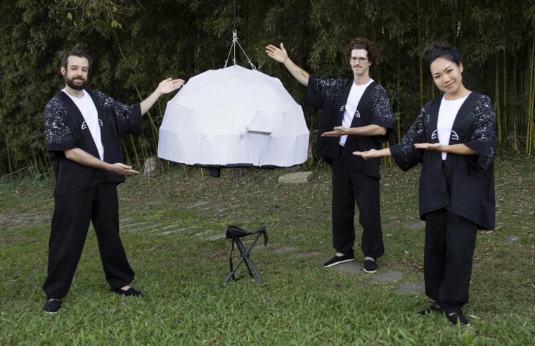 Teatro lambe-lambe explora a origem do universo no Jardim Botânico