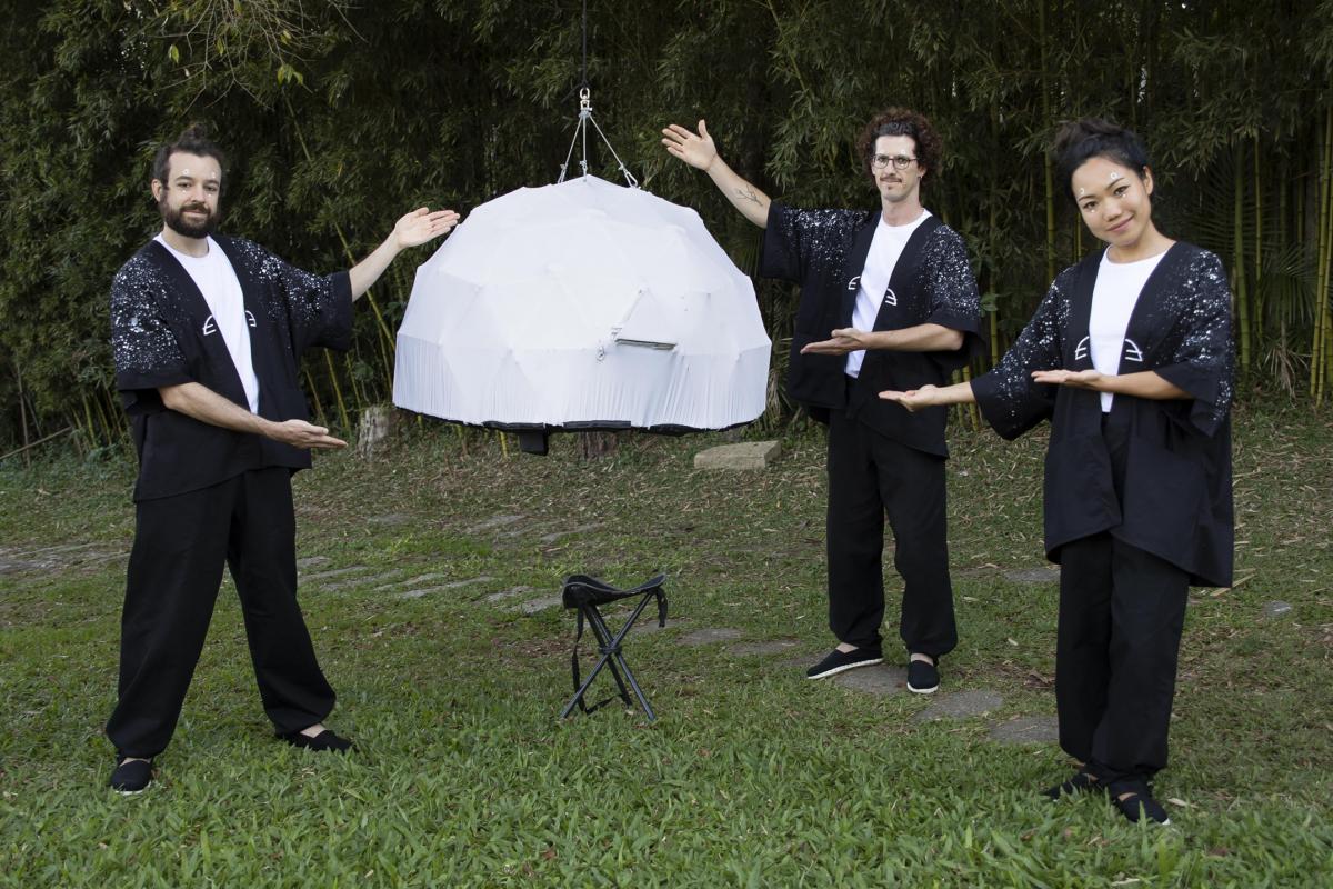 Teatro lambe-lambe explora a origem do universo no Jardim Botânico